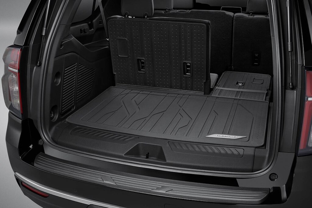 Protege el área de carga de tu Suburban 2025 con el tapete para cajuela en negro con emblema Chevrolet con cobertura extendida